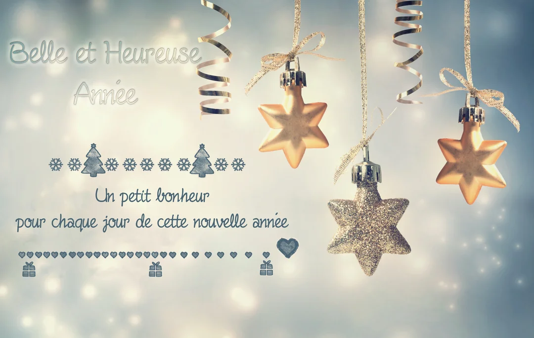 Trois décorations en forme d'étoiles dorées et pailletées pendent devant un fond bleu clair avec des vœux écrits pour la nouvelle année.