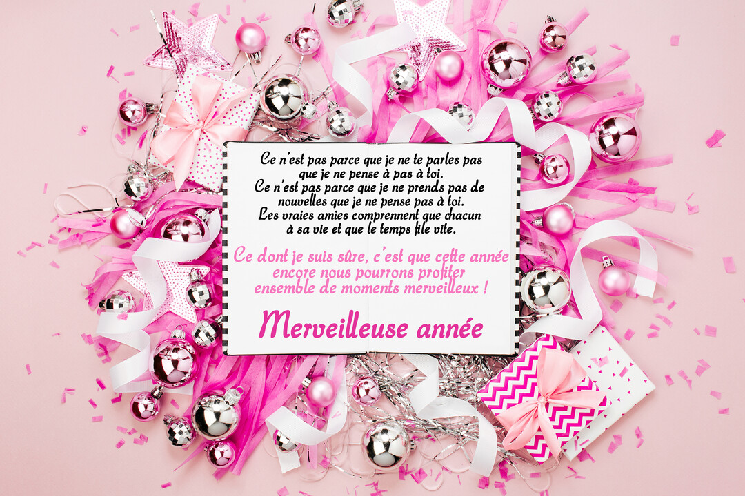 Composition festive à plat de décorations de Noël roses et argentées, avec un carnet au centre affichant des vœux d'amitié pour la nouvelle année.