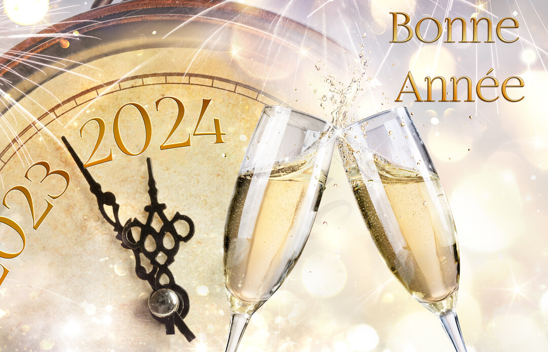 Une horloge ancienne marque minuit pour 2025, tandis que deux flûtes de champagne trinquent devant un fond de feux d'artifice dorés.