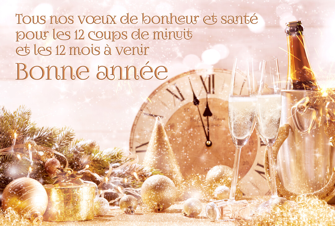 Une composition festive pour le Nouvel An montrant une horloge presque à minuit, des flûtes de champagne et des décorations dorées scintillantes.