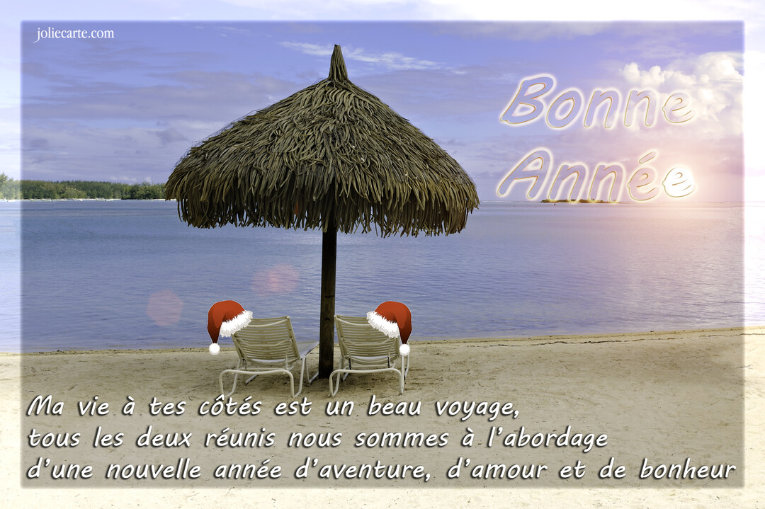 Deux transats portant des bonnets de Noël sont face à la mer, sous un parasol en paille, sur une plage de sable fin.