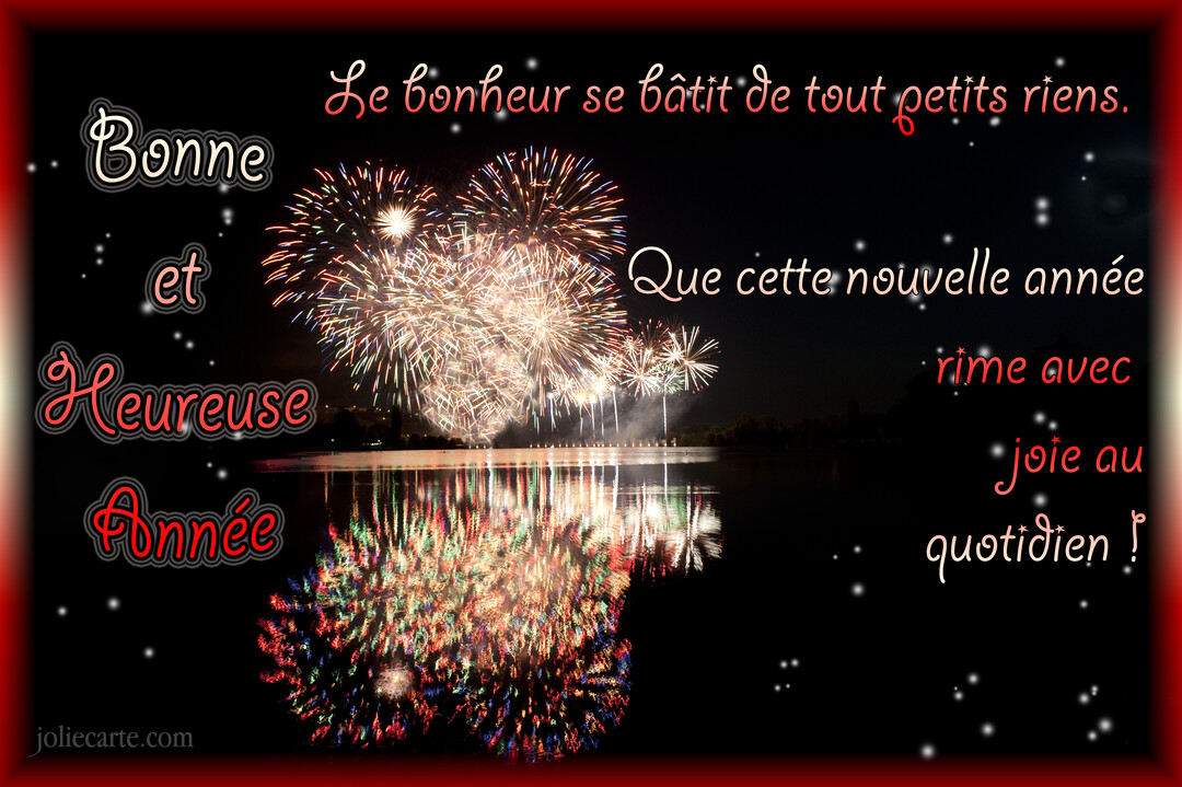 Une scène nocturne avec des feux d'artifice multicolores explosant au-dessus d'un lac, avec des vœux de bonne année inscrits en superposition.