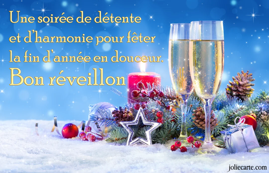 Deux flûtes de champagne scintillant devant une bougie rouge et des décorations de Noël sur de la neige, sur un fond bleu étoilé.