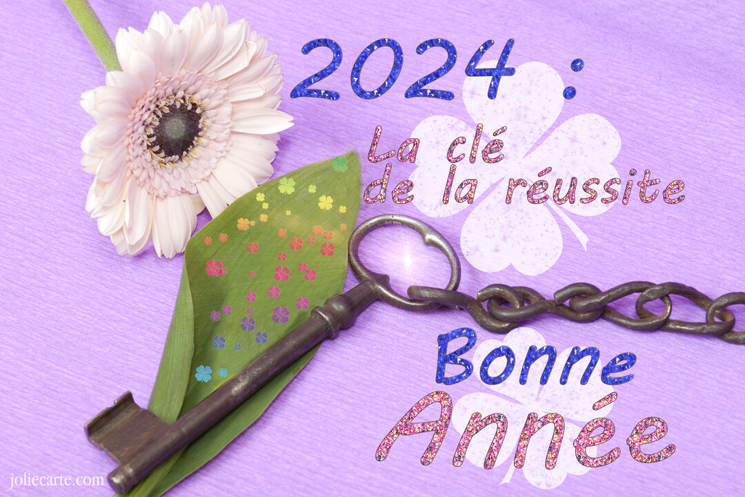 Une composition pour le Nouvel An 2025 montrant une clé ancienne, une fleur rose et des trèfles sur un fond violet texturé.