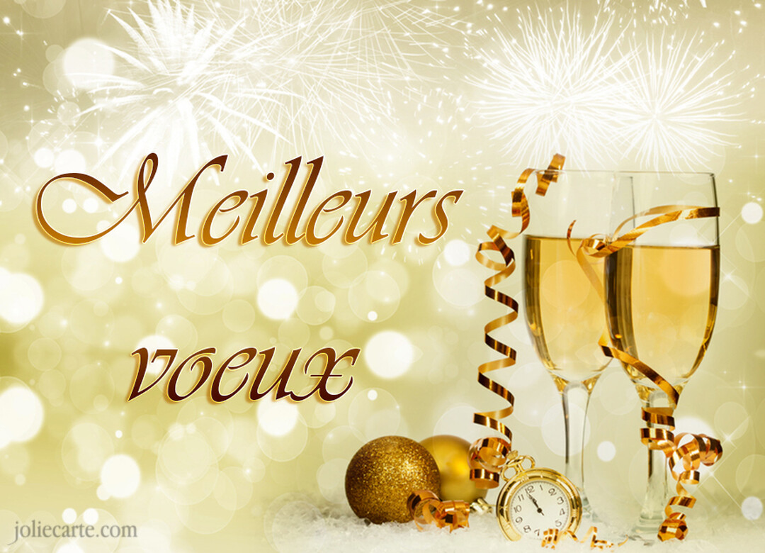 Une composition festive pour le Nouvel An montrant deux flûtes de champagne, une horloge, des décorations dorées et des feux d'artifice scintillants.