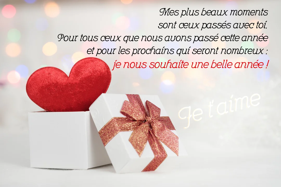 Un cœur rouge en velours émerge d'une boîte cadeau blanche ouverte, devant un arrière-plan flou de lumières colorées et festives.