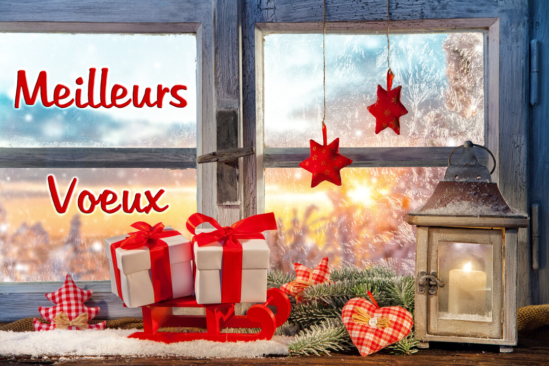 Une scène de vœux hivernale sur un rebord de fenêtre avec cadeaux, lanterne, et le texte 'Meilleurs Voeux' sur la vitre givrée.