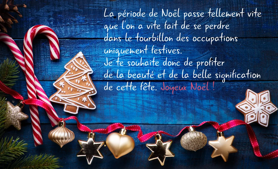 Composition de Noël à plat sur un fond en bois bleu, avec des biscuits, des sucres d'orge et des décorations dorées.