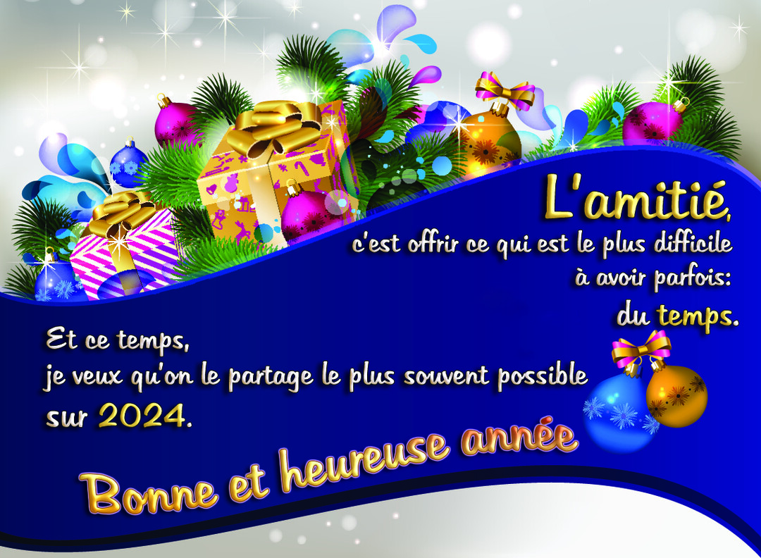 Une composition festive pour le Nouvel An avec des cadeaux, des boules de Noël scintillantes et des branches de sapin sur fond bleu.