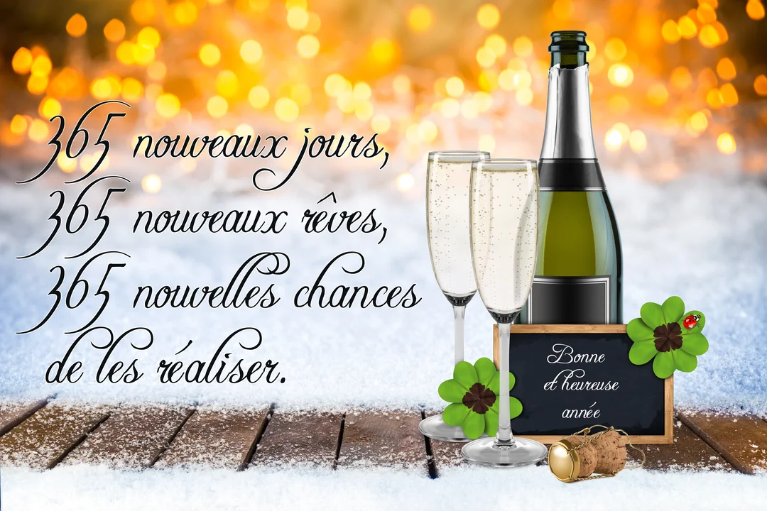 Scène festive du Nouvel An avec une bouteille de champagne, deux flûtes, des trèfles porte-bonheur et une ardoise sur fond de neige et lumières.