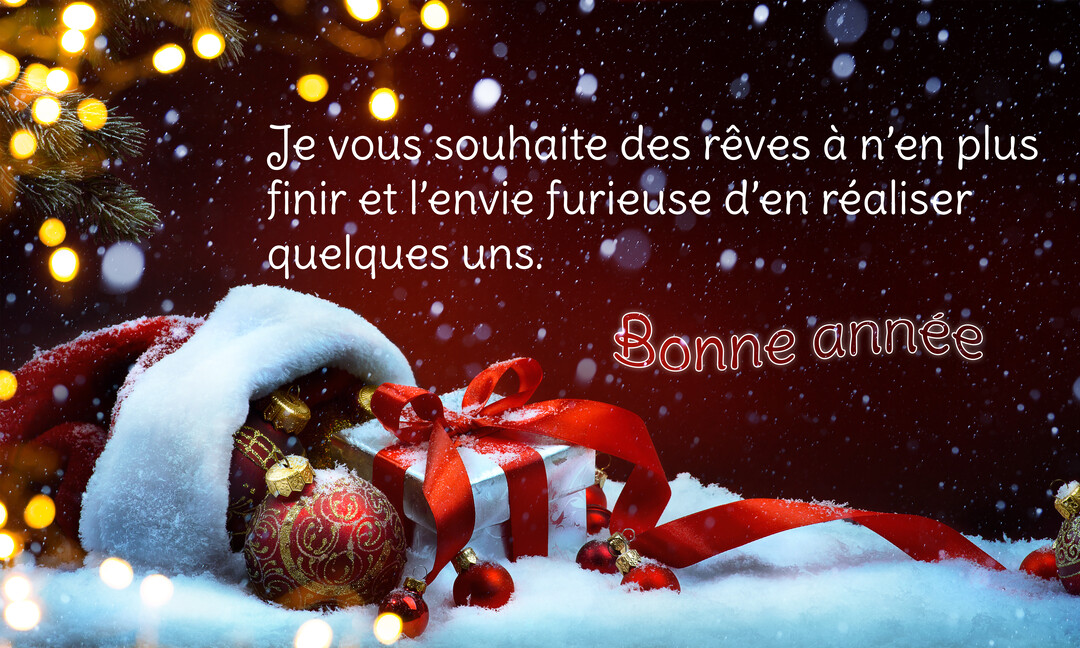 Une scène de Noël nocturne avec un bonnet de Père Noël, un cadeau et des boules décoratives dans la neige sous des lumières.
