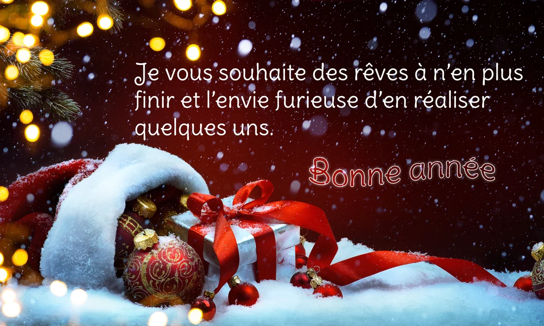 Une scène de Noël nocturne avec un bonnet de Père Noël, un cadeau et des boules décoratives dans la neige sous des lumières.