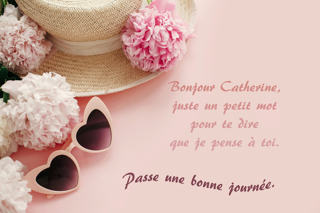 Une composition à plat d'un chapeau de paille, de lunettes en forme de cœur et de pivoines roses, sur un arrière-plan rose pastel.