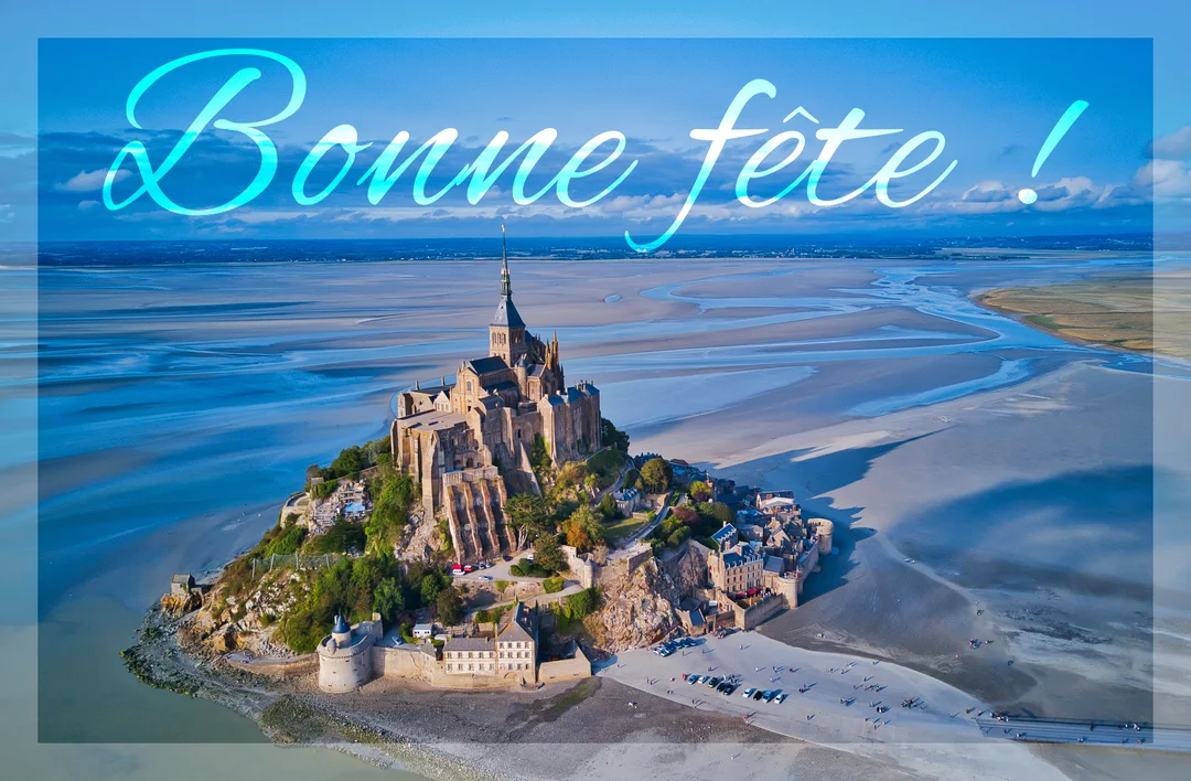 Vue aérienne du Mont-Saint-Michel, une abbaye fortifiée sur une île rocheuse entourée de vastes étendues de sable à marée basse.