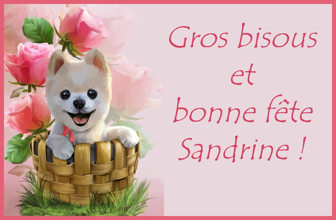 Un chiot blanc de type spitz, souriant joyeusement, est assis dans un panier tressé devant un fond de roses roses et de l'herbe.