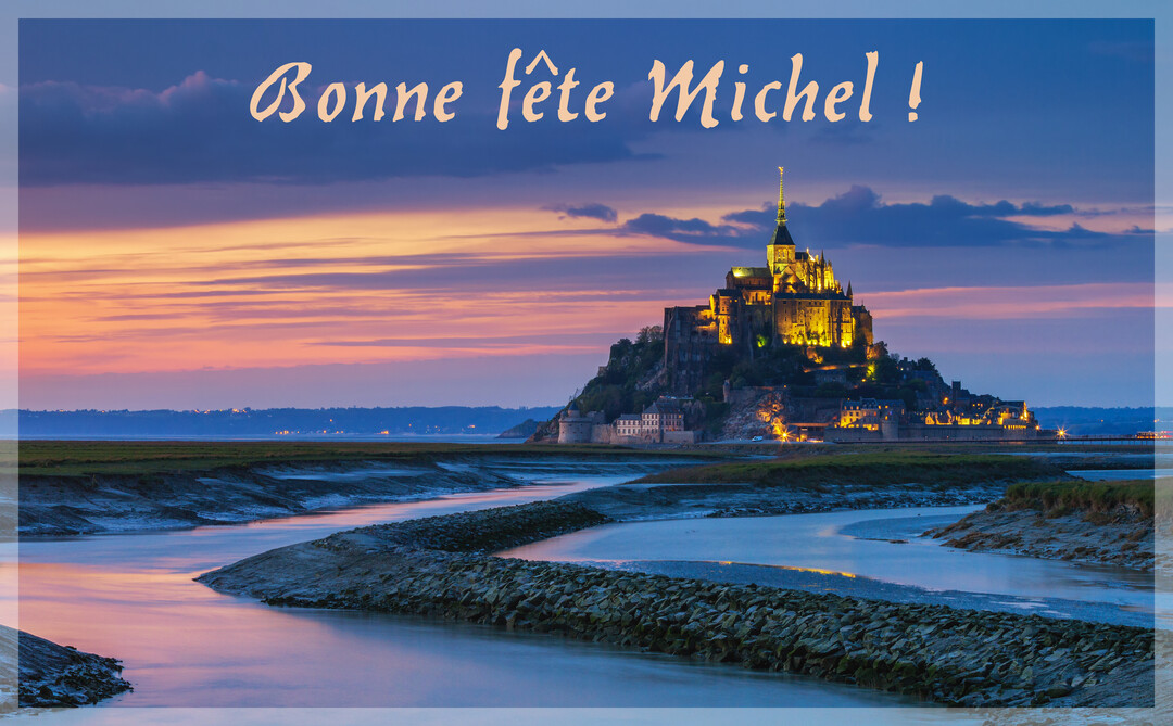 Photographie du Mont-Saint-Michel illuminé la nuit, sous un ciel crépusculaire rose et bleu, avec la mer à marée basse au premier plan.