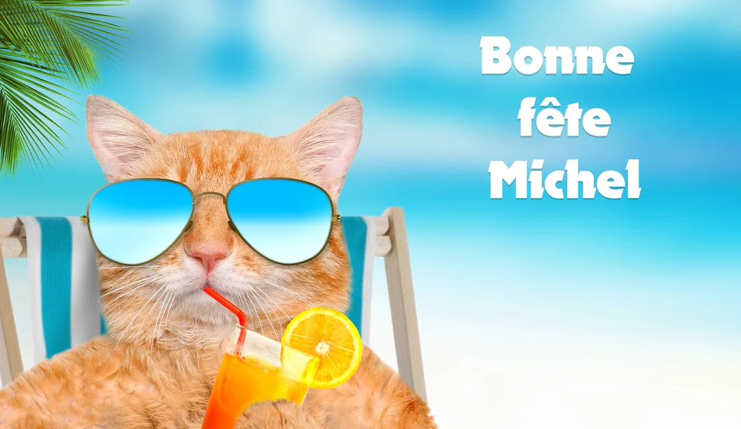 Un chat roux avec des lunettes de soleil est assis sur un transat à la plage, buvant un cocktail sous la feuille d'un palmier.
