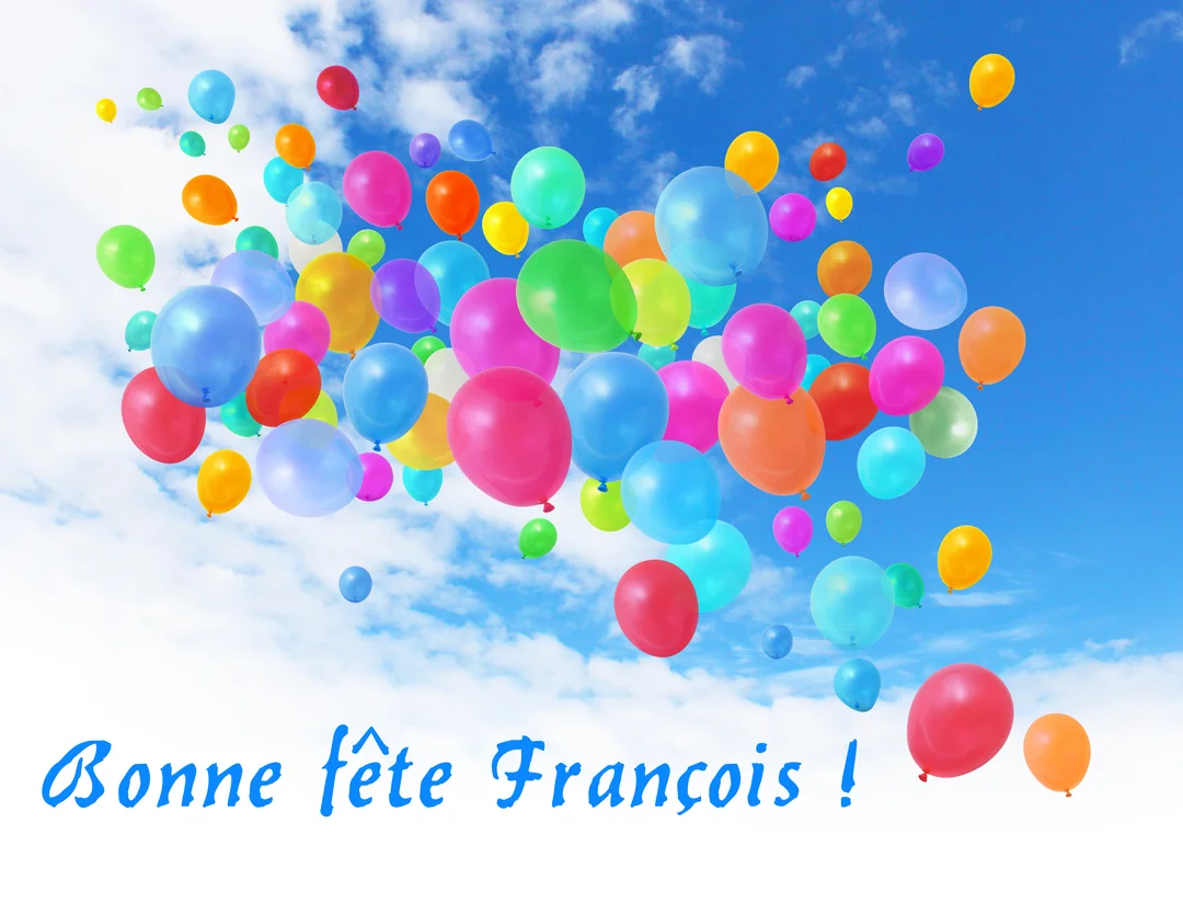 Des dizaines de ballons de toutes les couleurs flottent dans un ciel d'un bleu éclatant, au-dessus du message calligraphié 'Bonne fête François !'.