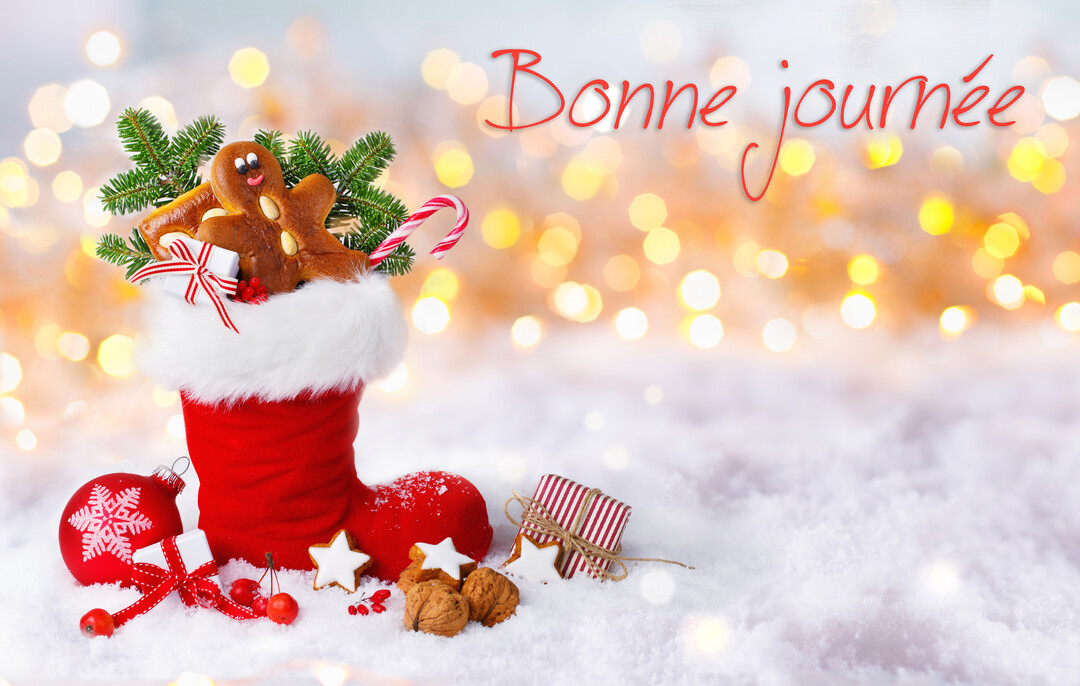 Une botte rouge festive remplie de friandises et de cadeaux est posée dans la neige, avec un arrière-plan de lumières dorées floues.