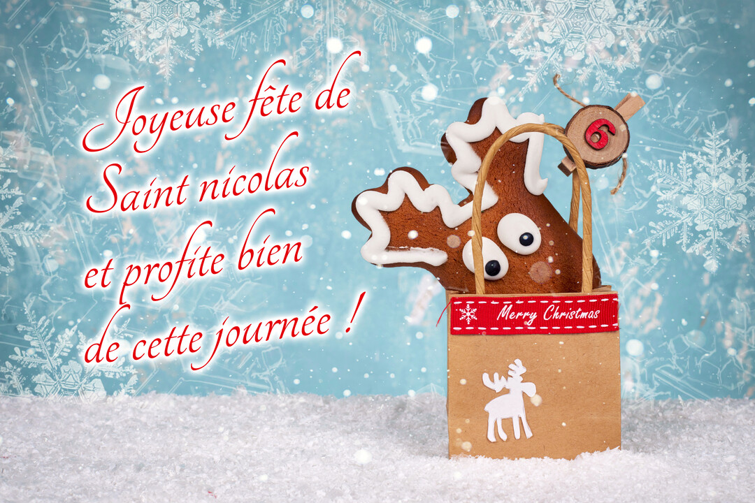 Un biscuit en pain d'épices en forme de renne dans un petit sac cadeau, posé sur la neige avec un fond bleu à flocons.