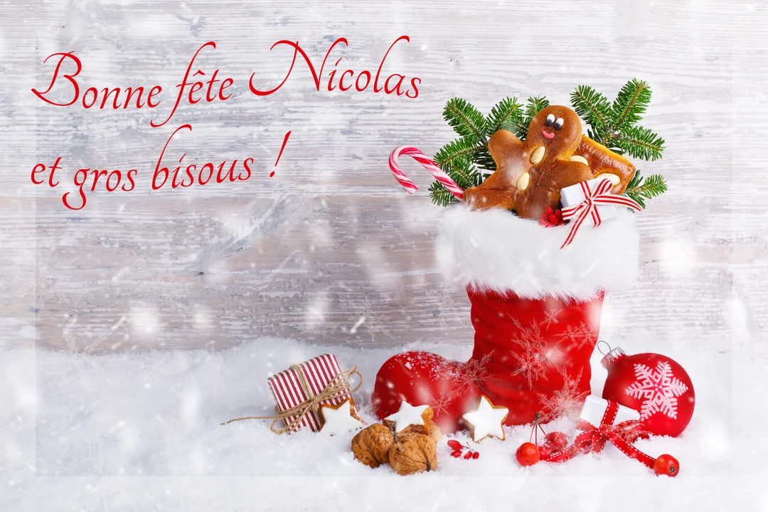 Une botte de Saint-Nicolas rouge, garnie de friandises et de branches de sapin, est posée dans la neige près de petits cadeaux.