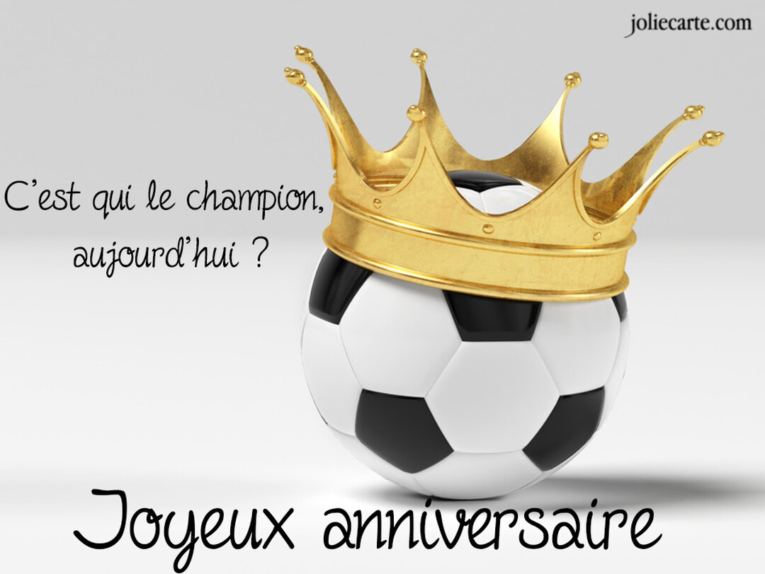 Sur un fond gris clair, un ballon de football noir et blanc est coiffé d'une imposante couronne dorée, accompagné d'un texte d'anniversaire.