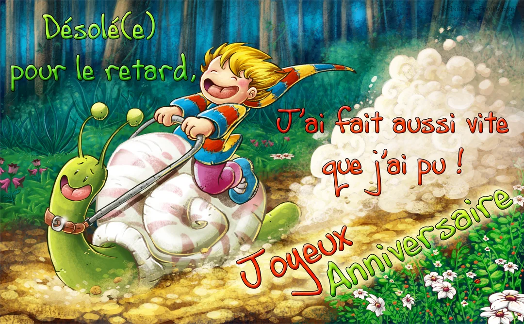 Un petit personnage blond souriant, habillé de couleurs vives, chevauche un escargot vert sur un chemin de terre dans une forêt luxuriante.