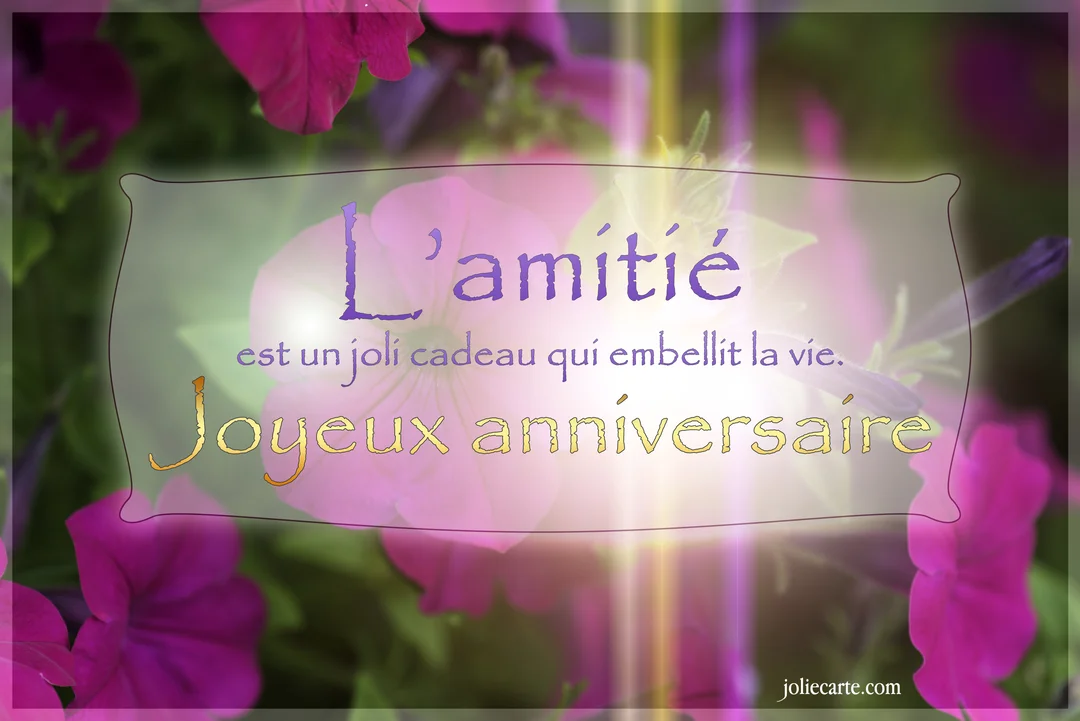 Une carte de vœux d'anniversaire présentant une citation sur l'amitié sur un fond photographique flou de pétunias roses et violets.