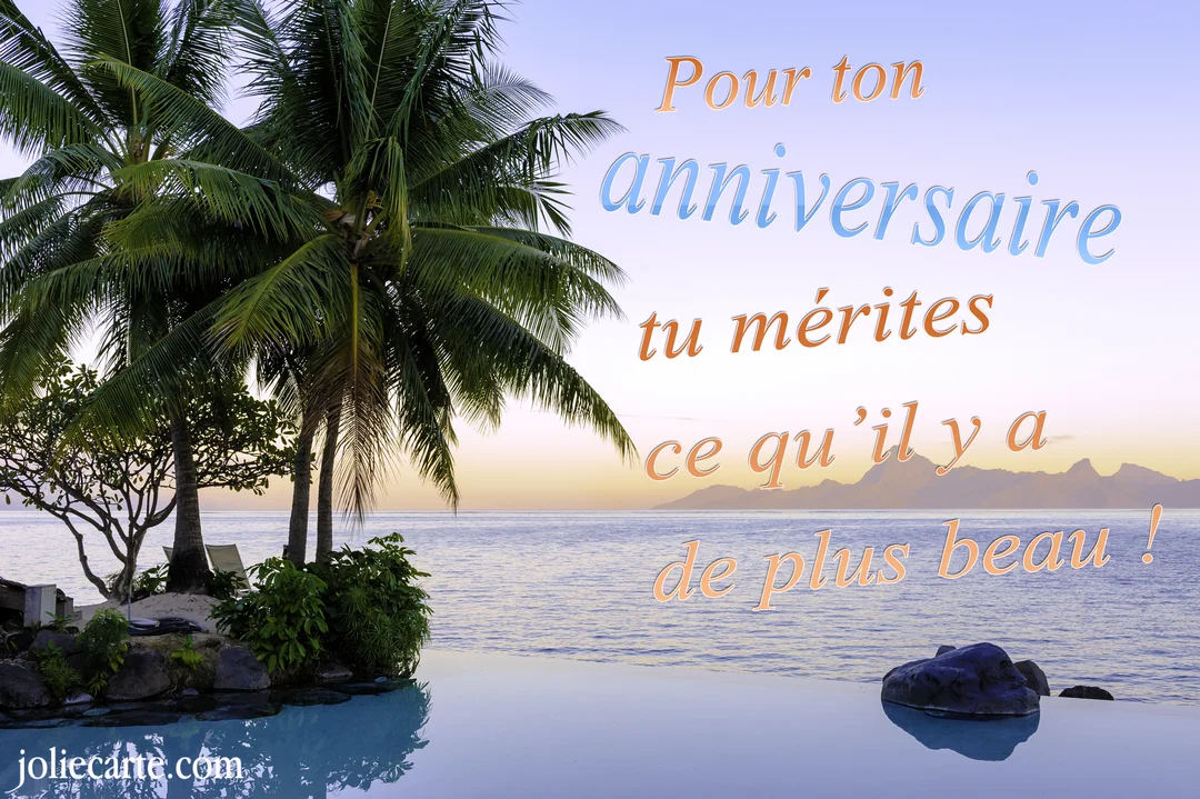 Une scène de plage tropicale au crépuscule avec des palmiers luxuriants, un lagon calme et des montagnes lointaines sous un ciel pastel.