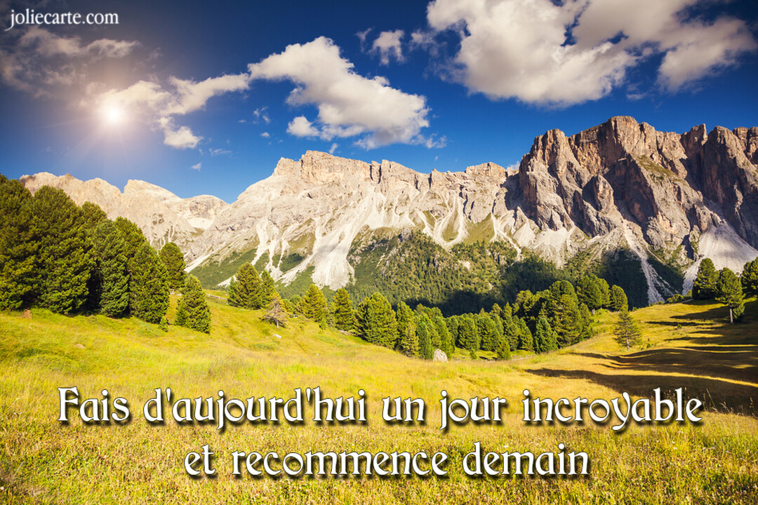 Un majestueux paysage de montagne sous un ciel bleu ensoleillé, avec une prairie verdoyante et une citation inspirante superposée au premier plan.