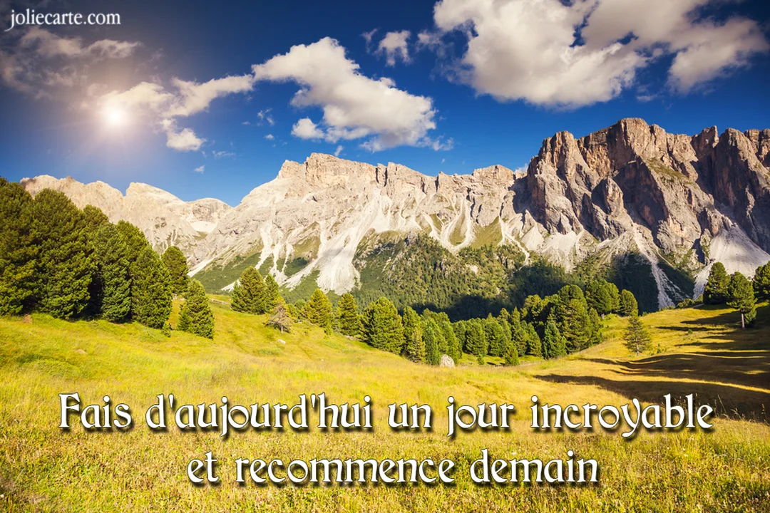 Un majestueux paysage de montagne sous un ciel bleu ensoleillé, avec une prairie verdoyante et une citation inspirante superposée au premier plan.