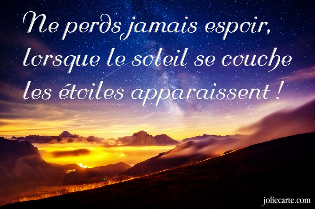 Un paysage nocturne de montagnes illuminées par la lueur d'un coucher de soleil, sous un ciel rempli d'étoiles et la Voie lactée.