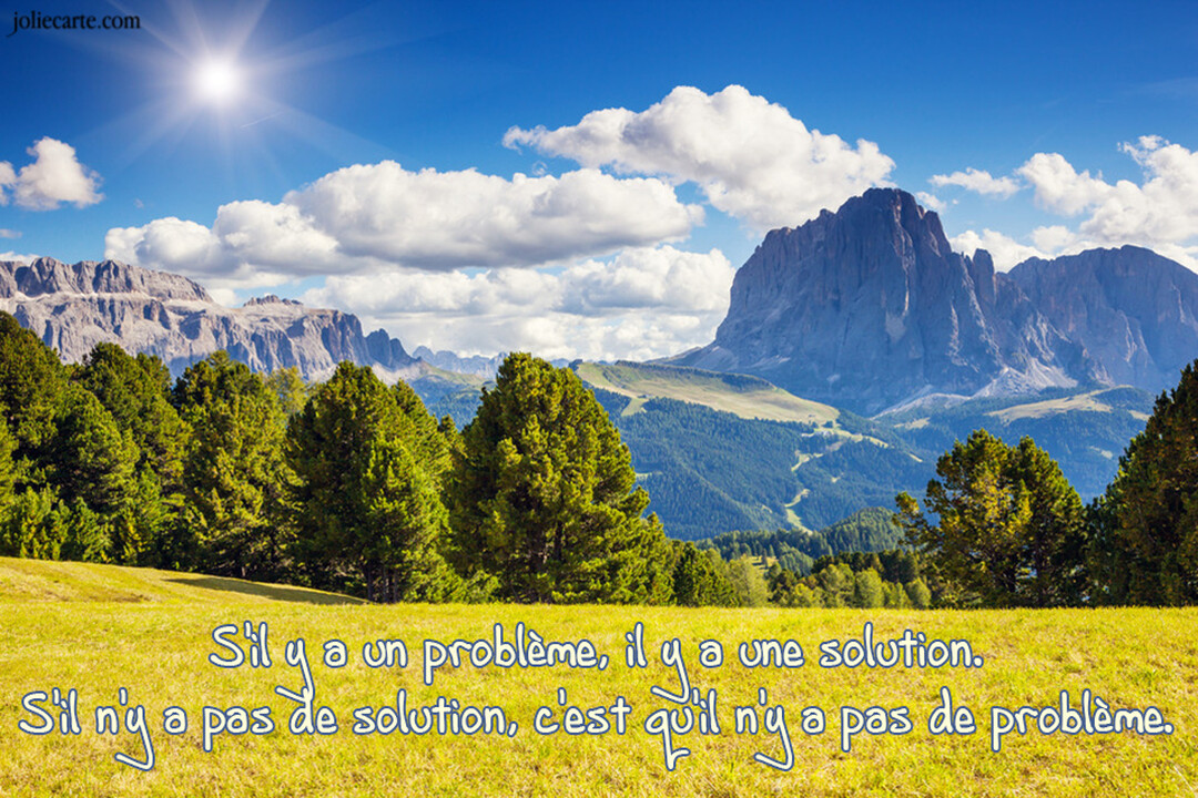 Un paysage de montagne majestueux sous un soleil éclatant, avec une citation philosophique sur les problèmes et les solutions inscrite au premier plan.