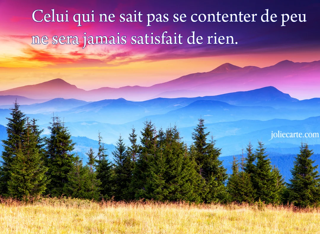 Une citation philosophique est superposée sur une photo d'un paysage montagneux avec des sapins, sous un ciel coloré au coucher du soleil.