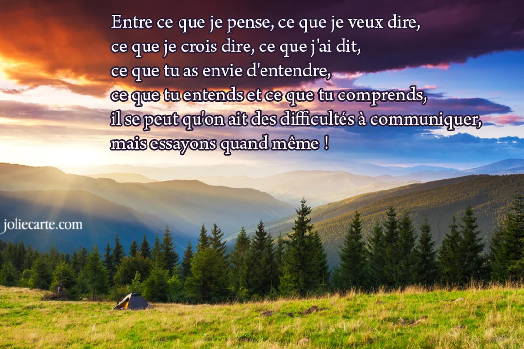 Une citation sur la communication est superposée à un paysage montagneux verdoyant, avec une tente de camping sous un ciel de lever de soleil.