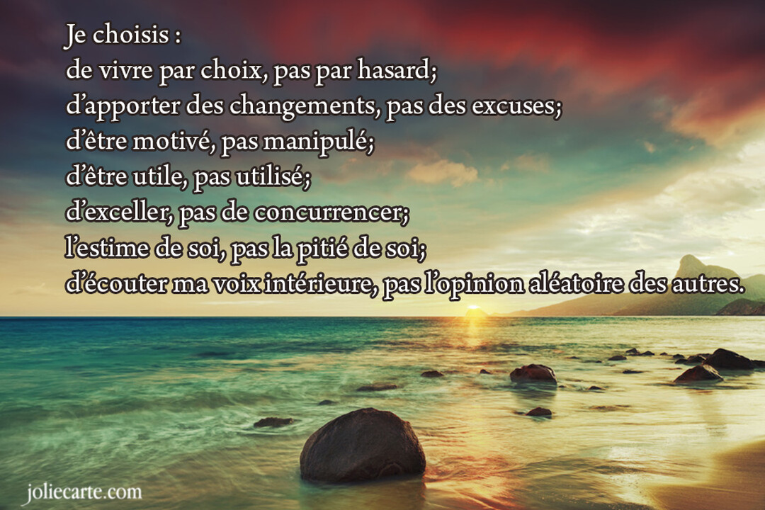Une citation inspirante est superposée sur une photo d'un paysage marin serein au coucher du soleil, avec des rochers au premier plan.