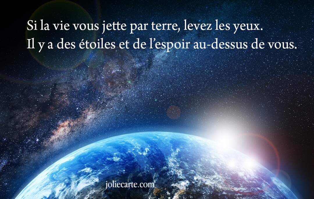 Vue de la planète Terre depuis l'espace, avec un ciel étoilé et un soleil levant à l'horizon, illustrant une citation sur l'espoir.