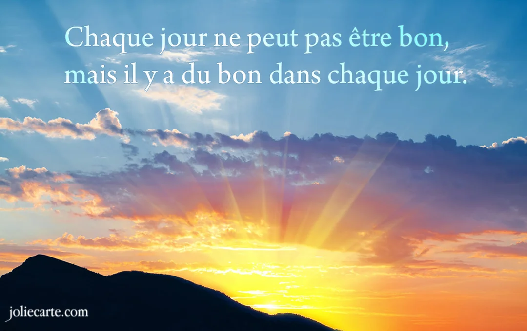 Un lever de soleil éclatant illumine le ciel et des nuages colorés au-dessus de la silhouette d'une montagne, illustrant une citation inspirante.