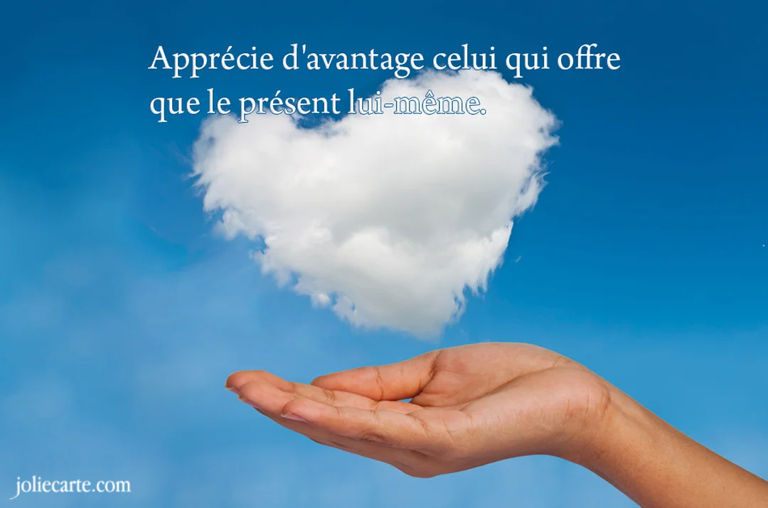 Une main ouverte est tendue sous un nuage blanc en forme de cœur, flottant dans un ciel d'un bleu éclatant.