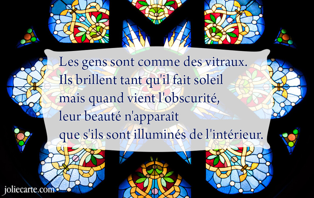 Une citation philosophique est superposée sur une photo en gros plan d'un vitrail d'église aux motifs circulaires bleus, rouges et jaunes.