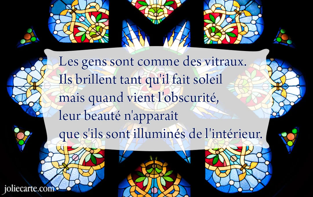 Une citation philosophique est superposée sur une photo en gros plan d'un vitrail d'église aux motifs circulaires bleus, rouges et jaunes.
