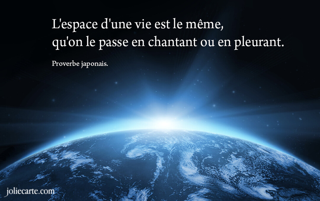 Une vue de la planète Terre depuis l'espace, avec un halo de lumière éclatant à l'horizon, surmontée d'un proverbe japonais.