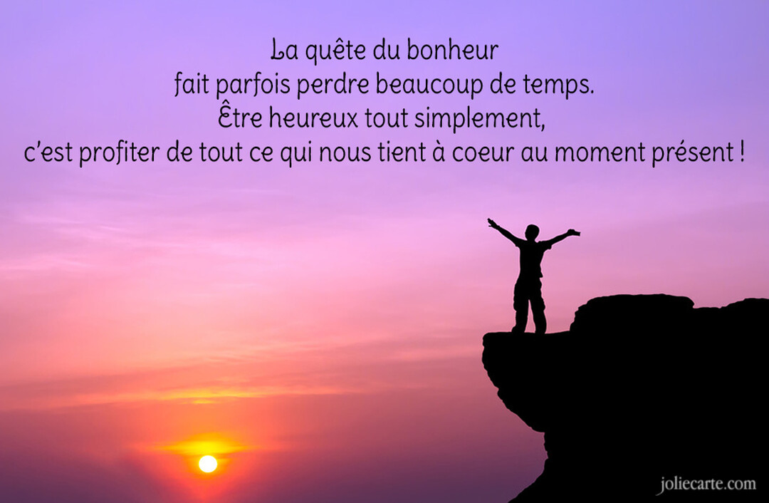 Une silhouette humaine se dresse victorieusement sur une falaise, bras écartés, contemplant un magnifique coucher de soleil aux teintes pourpres et orangées.