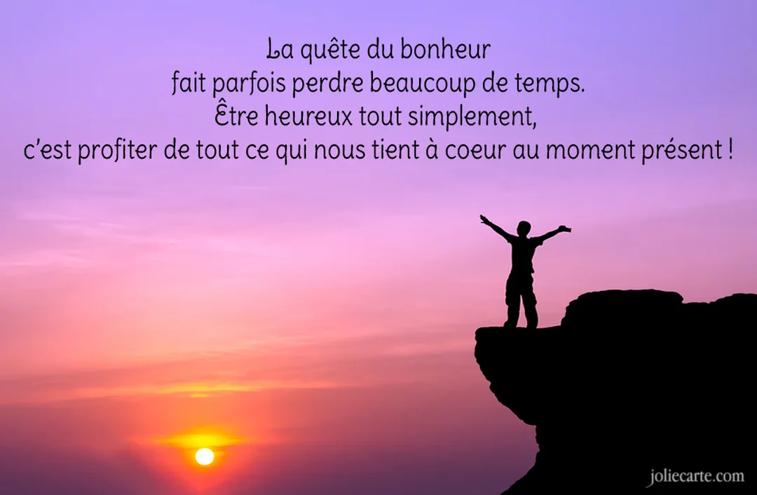 Une silhouette humaine se dresse victorieusement sur une falaise, bras écartés, contemplant un magnifique coucher de soleil aux teintes pourpres et orangées.