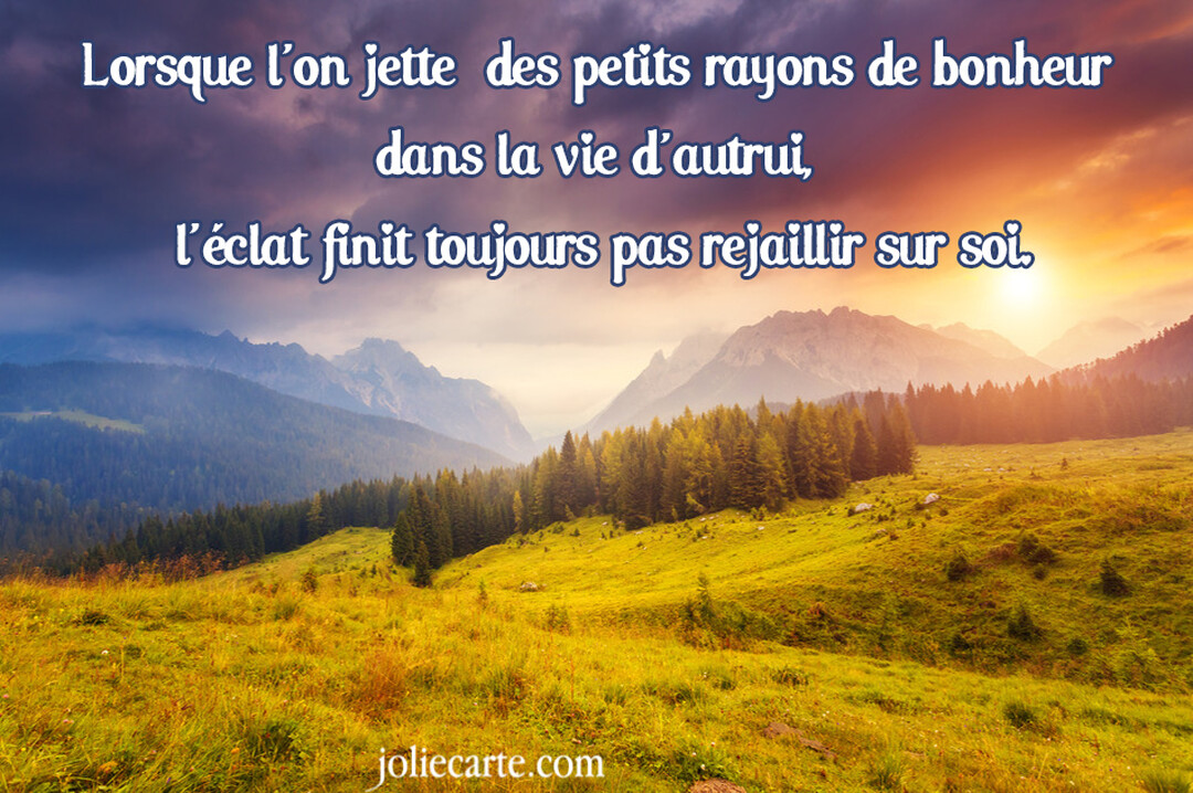 Un paysage montagneux verdoyant baigné par la lumière dorée d'un lever de soleil, avec une citation inspirante surimposée en blanc.