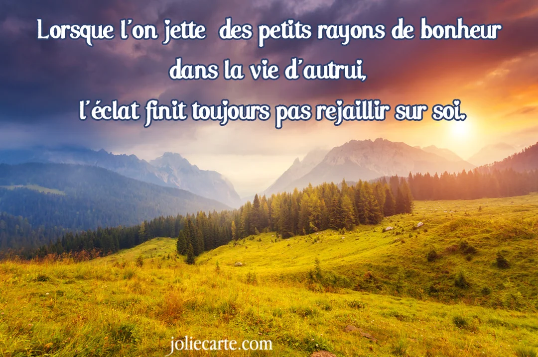 Un paysage montagneux verdoyant baigné par la lumière dorée d'un lever de soleil, avec une citation inspirante surimposée en blanc.