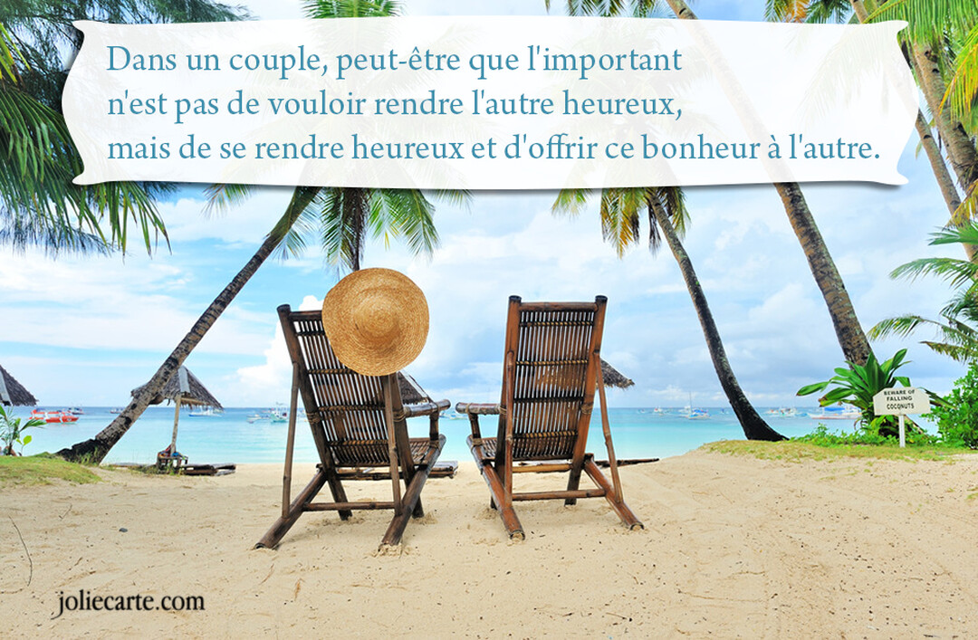 Deux chaises longues en bambou sur une plage de sable blanc regardent une mer turquoise, encadrées par des palmiers sous un ciel bleu.