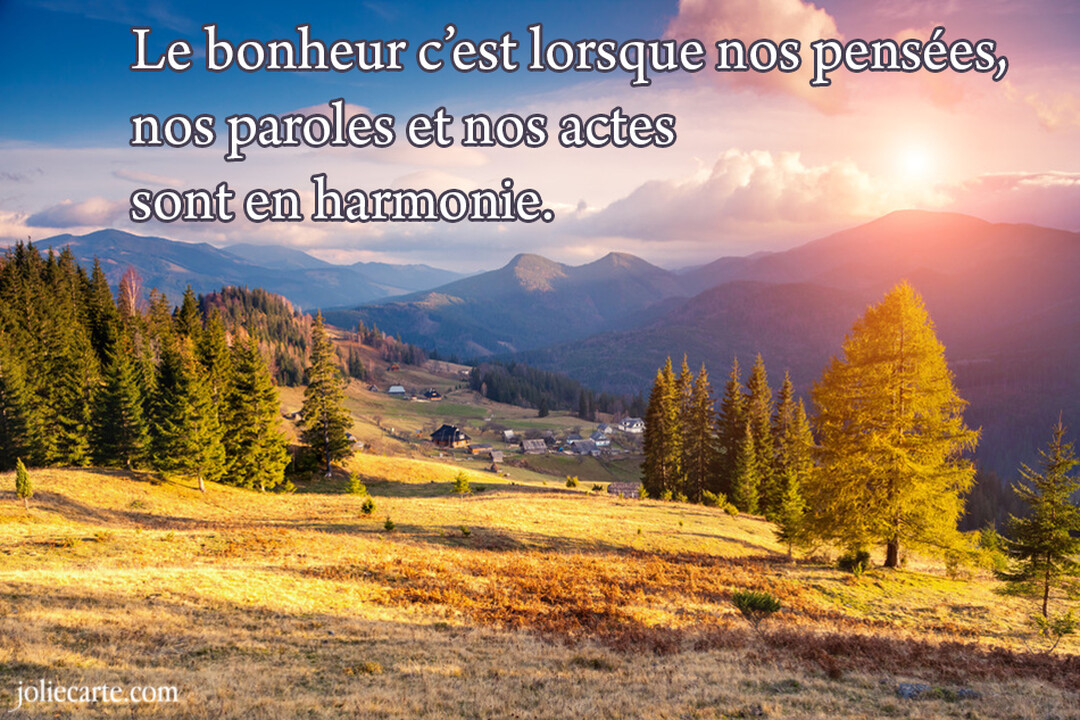 Une citation sur le bonheur est superposée à une photographie d'un paysage montagneux verdoyant, avec un village niché dans une vallée au soleil couchant.