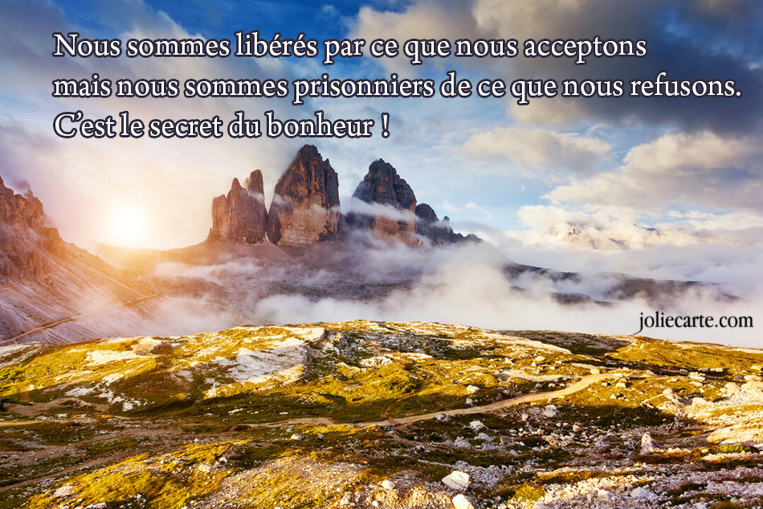 Une citation sur le bonheur est superposée à un paysage montagneux baigné de la lumière dorée d'un soleil levant, avec des nuages bas.