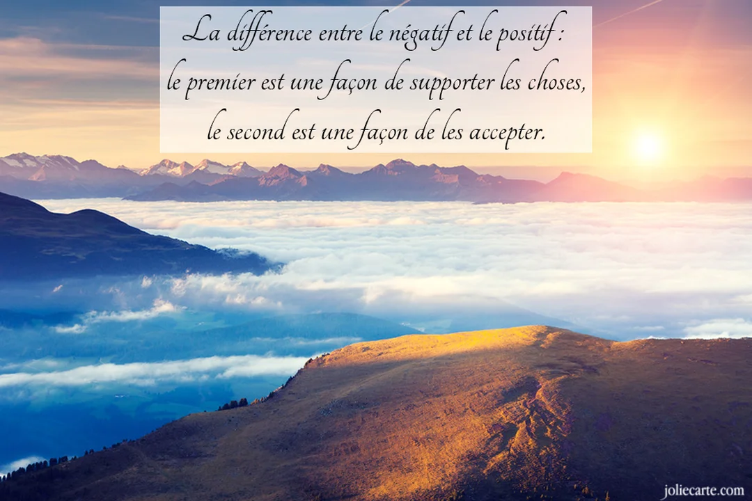 Paysage de montagnes baigné par la lumière d'un lever de soleil, avec une mer de nuages et une citation philosophique superposée.